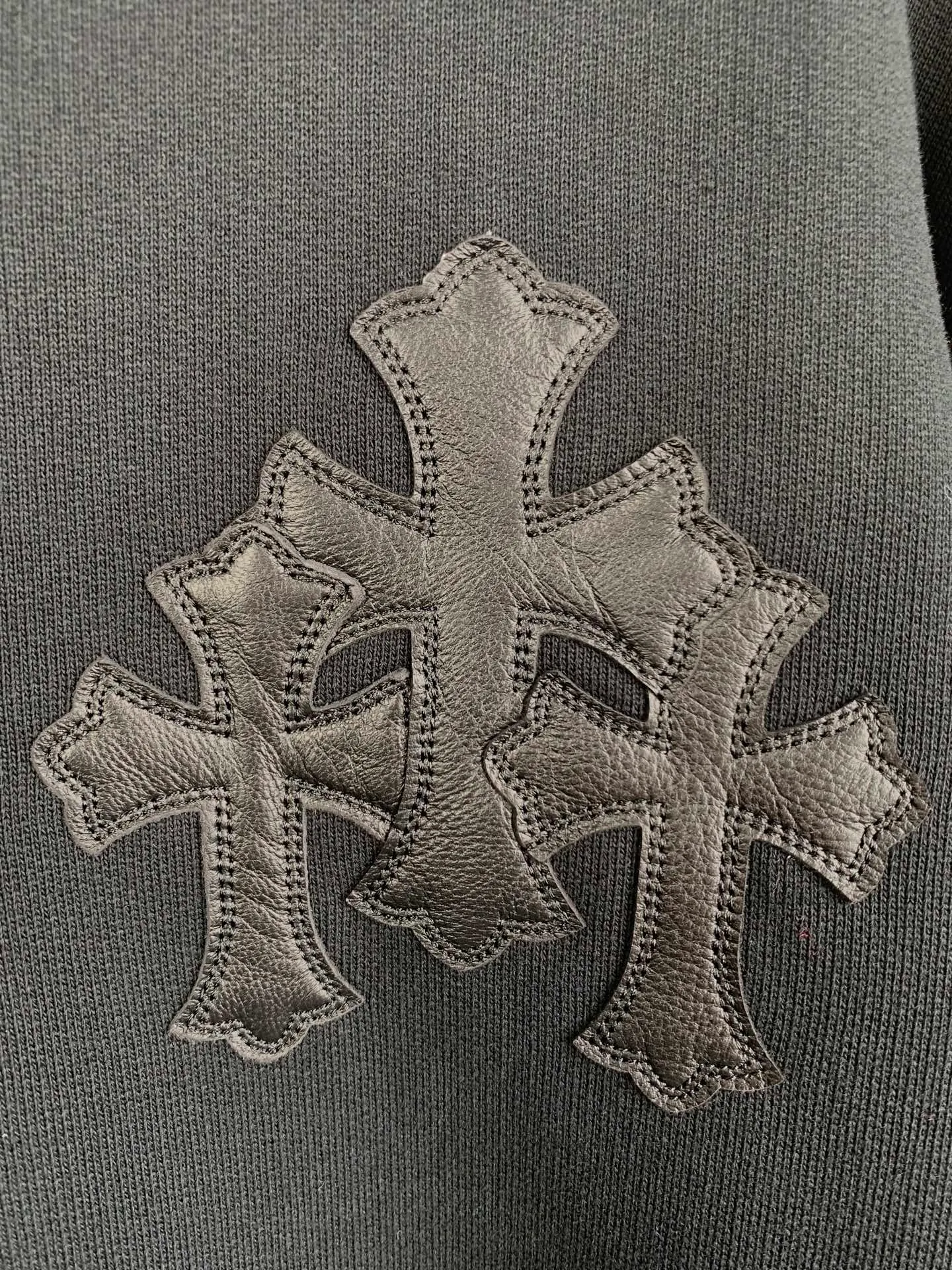 P460 Chrome Hearts 25SS leather cross half-zip long-sleeved sweatshirt. Genuine product purchased and developed by 22719. 480g linen combed cotton fabric, 430g 1*1 matching high-end fashion brand ribbing, fabric fermentation washing, template embroidery, customized 1:1 leather, customized 1:1 back brand, customized 1:1 zipper, customized 1:1 trademark, fitted version Size: S M L XL